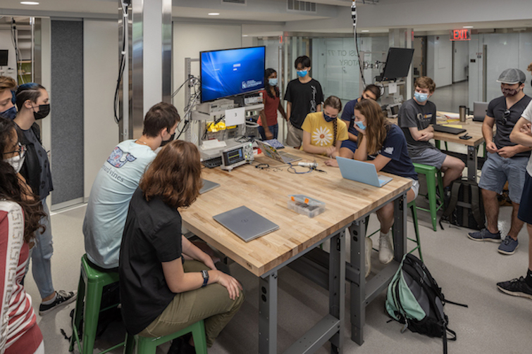 Students working in Susi Lab